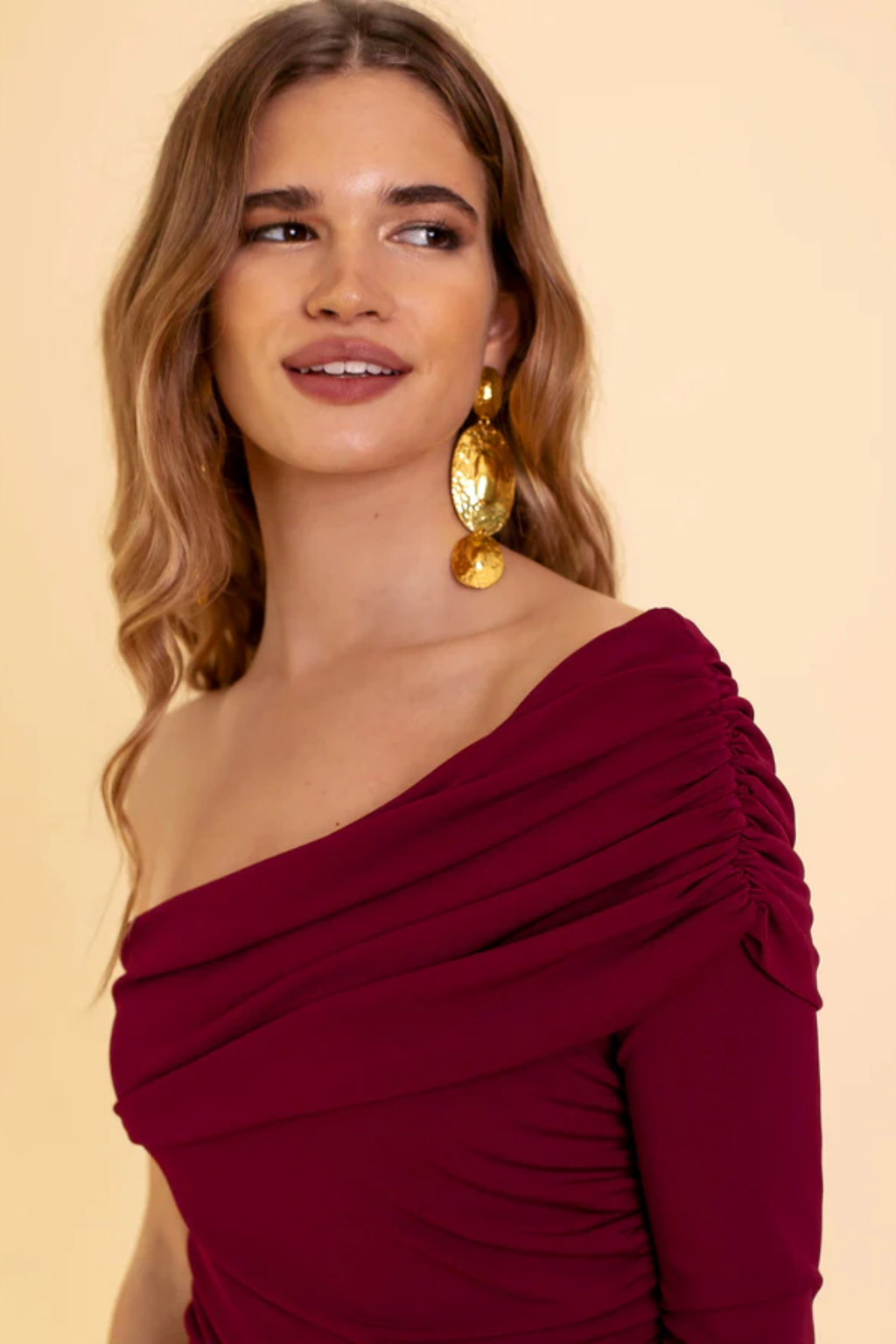 Refined One-Shoulder Jumpsuit – Burgundy Draped Evening Silhouette