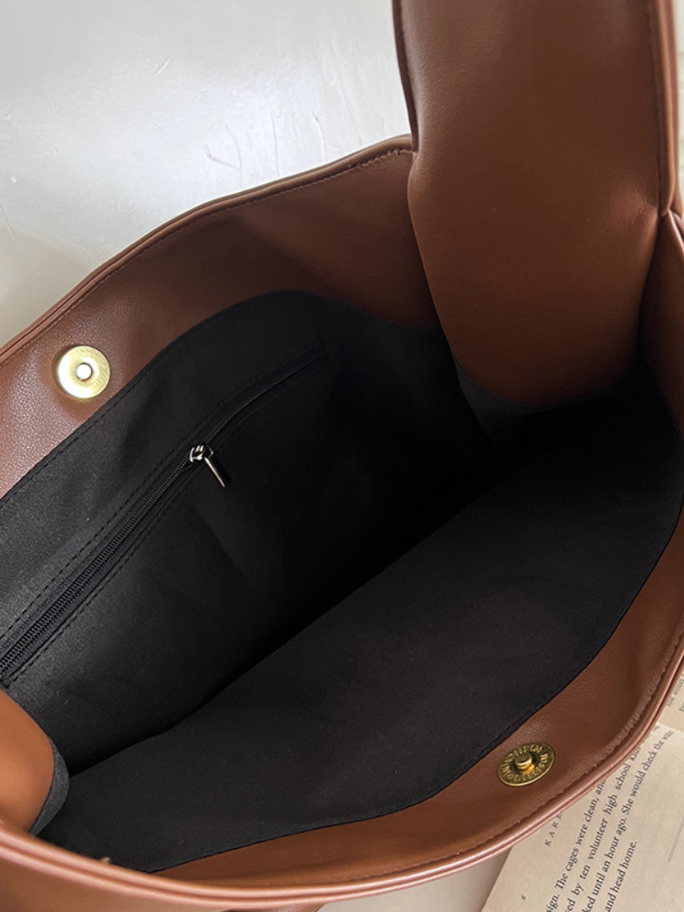 Chic Leather Shoulder Bag – Modern & Versatile