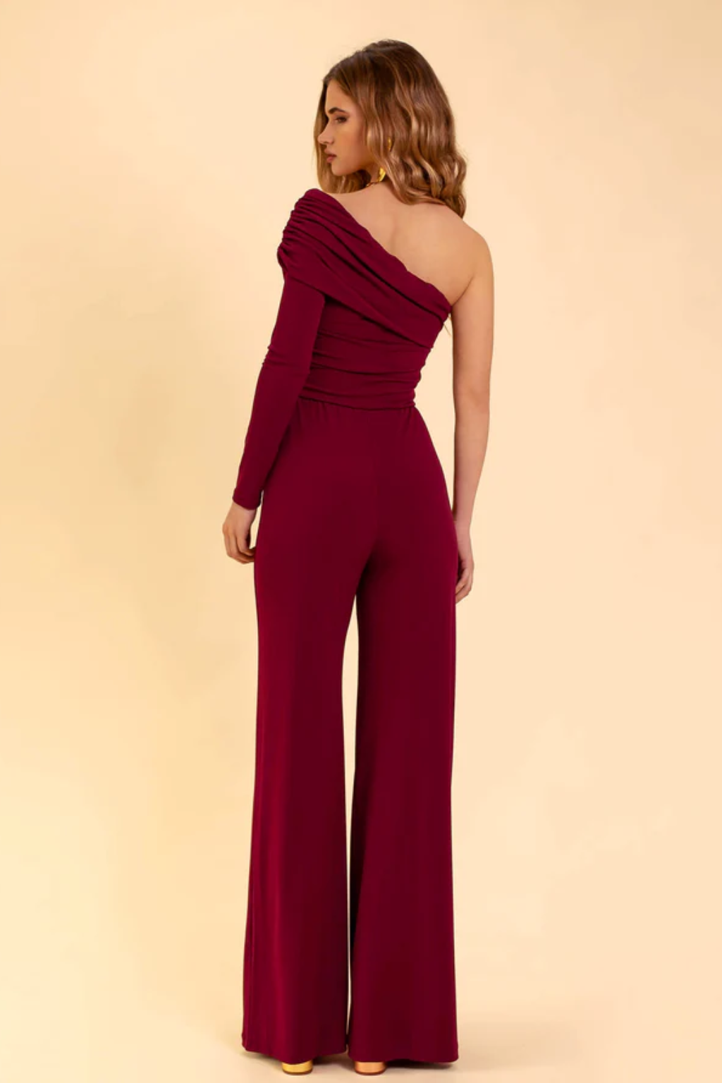 Refined One-Shoulder Jumpsuit – Burgundy Draped Evening Silhouette