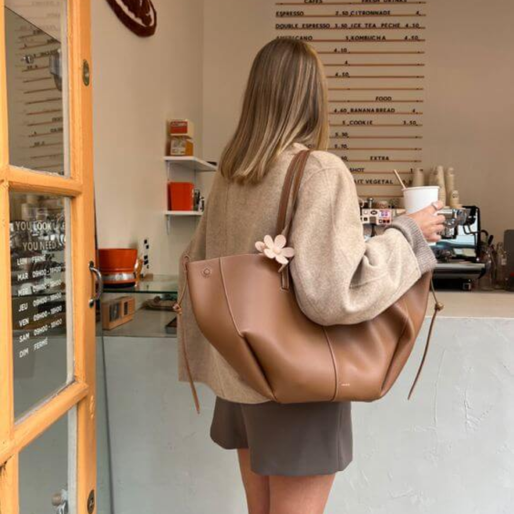 Elegant Leather Shoulder Bag – Classic Luxury & Functionality