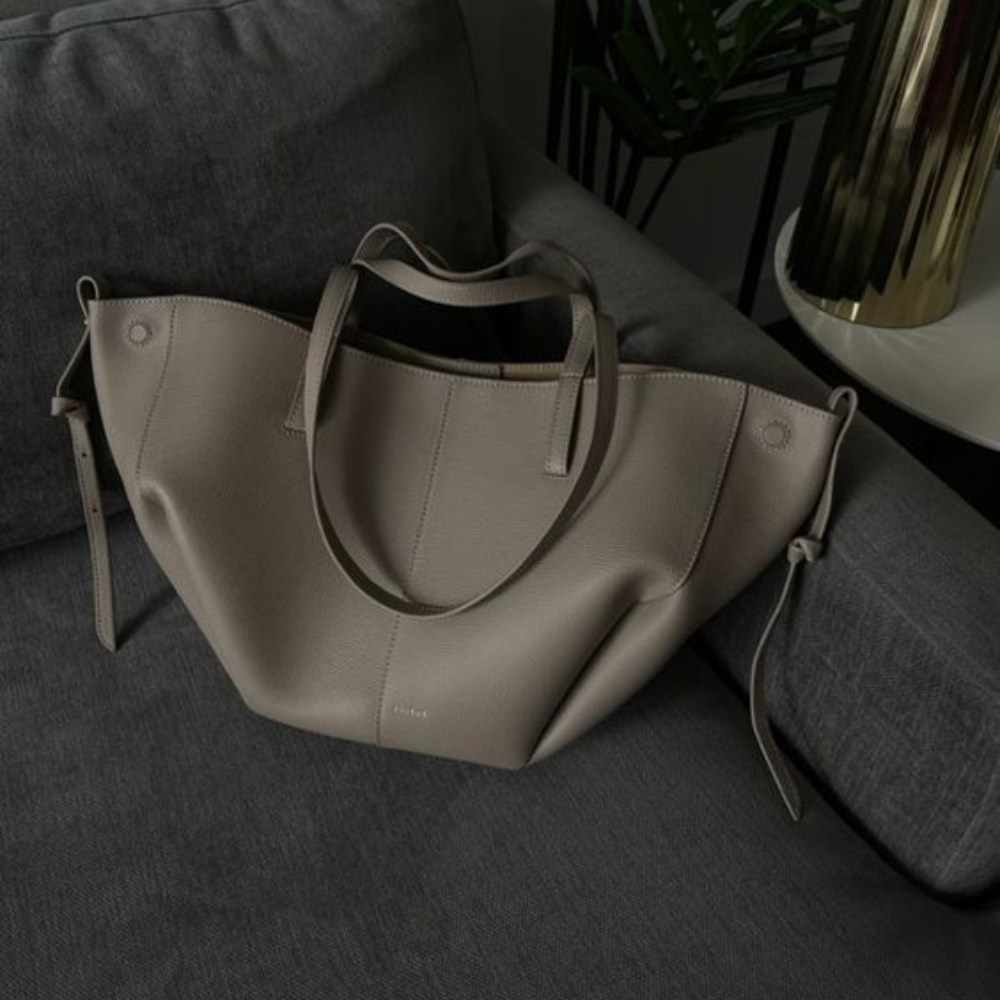 Elegant Leather Shoulder Bag – Classic Luxury & Functionality