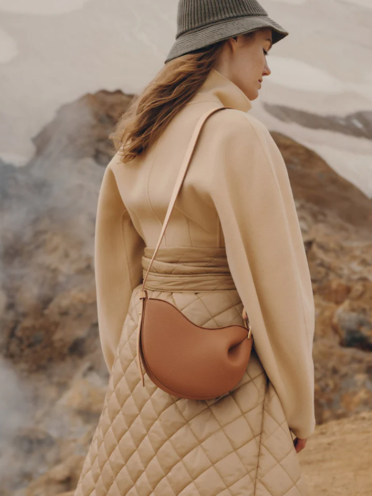 Graceful Leather Shoulder Bag – Modern Elegance & Functionality