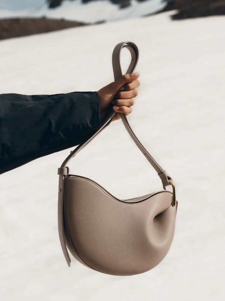 Graceful Leather Shoulder Bag – Modern Elegance & Functionality